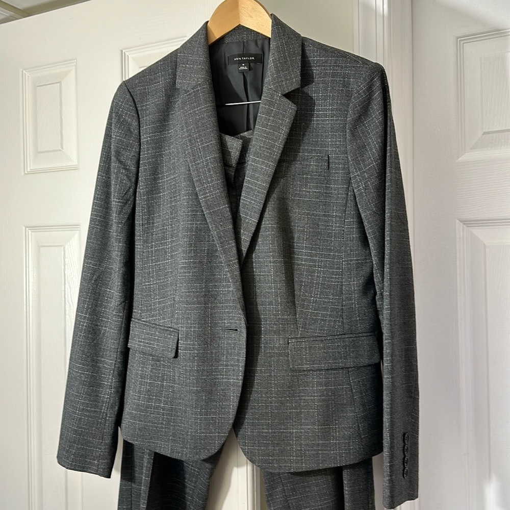 Ann Taylor size 10 fully lined pantsuit.